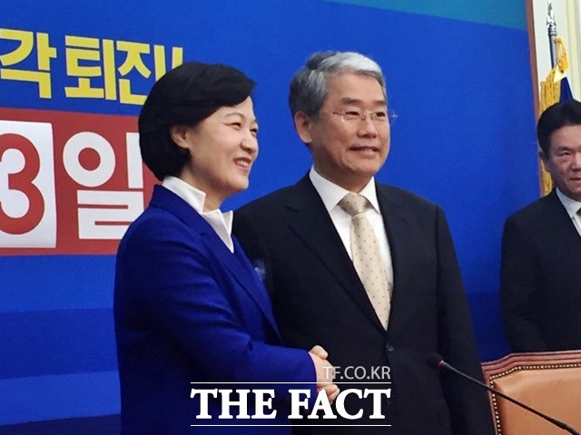 김동철(오른쪽) 신임 국민의당 비대위원장이 추미애 더불어민주당 대표를 예방하고 있다./국회=서민지 기자