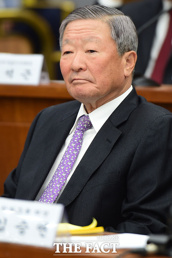 구본무 LG그룹 회장은 6일 열린 국회 국정조사 특별위원회 1차 청문회에서 재단 출연금 경위에 대해 민간 차원에서의 협조였다고 답변했다. /국회=배정한 기자