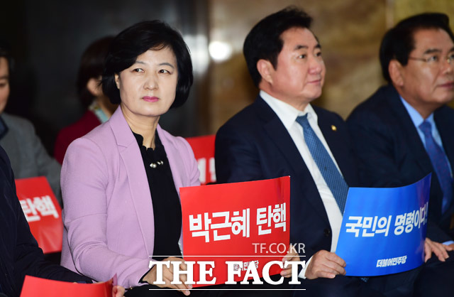 더불어민주당은 6일 박근혜 대통령은 여전하다. 단 한 순간도 변화가 없다. 한겨울 차가운 바람 부는 거리에 나선 국민을 또다시 외면했다고 비난했다. /배정한 기자