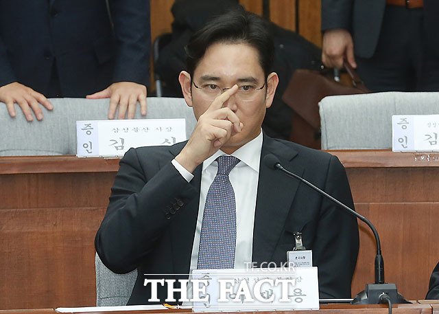 이재용 삼성전자 부회장은 6일 저보다 뛰어난 분이 있으면 모든 것을 다 넘기겠다고 말했다. 이재용 삼성전자 부회장이국회에서 열린 박근혜 정부의 최순실 등 민간인에 의한 국정농단 의혹사건 진상규명을 위한 국정조사특별위원회 전체회의에서 국민연금을 본인 승계 문제를 위해 사용했다는 의원들의 지적이 이어지자 곤혹스러운 표정을 짓고 있다. /국회=사진공동취재단