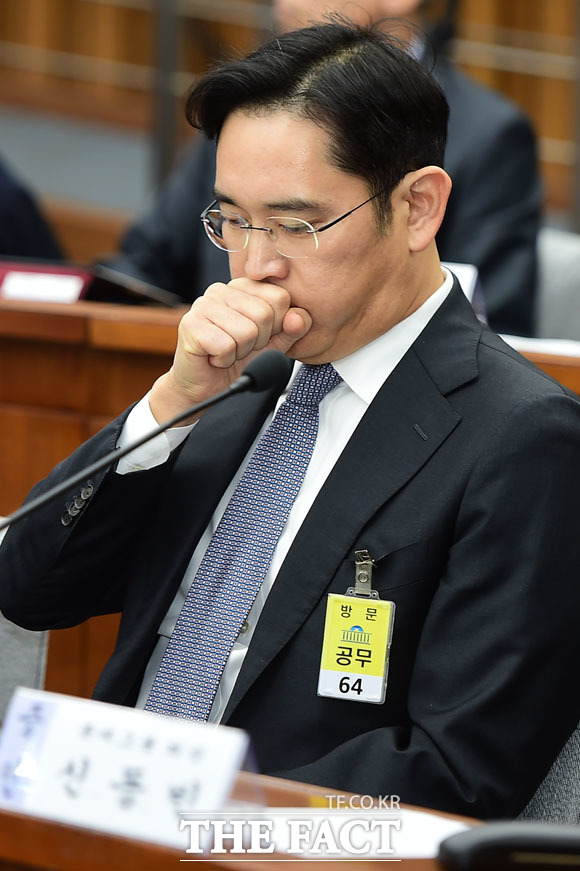 이재용 삼성전자 부회장은 6일 청문회에서 재벌도 공범이 맞냐는 질문에 더 좋은 모습 보여드리도록 노력하겠다고 답을 대신했다. /국회=배정한 기자