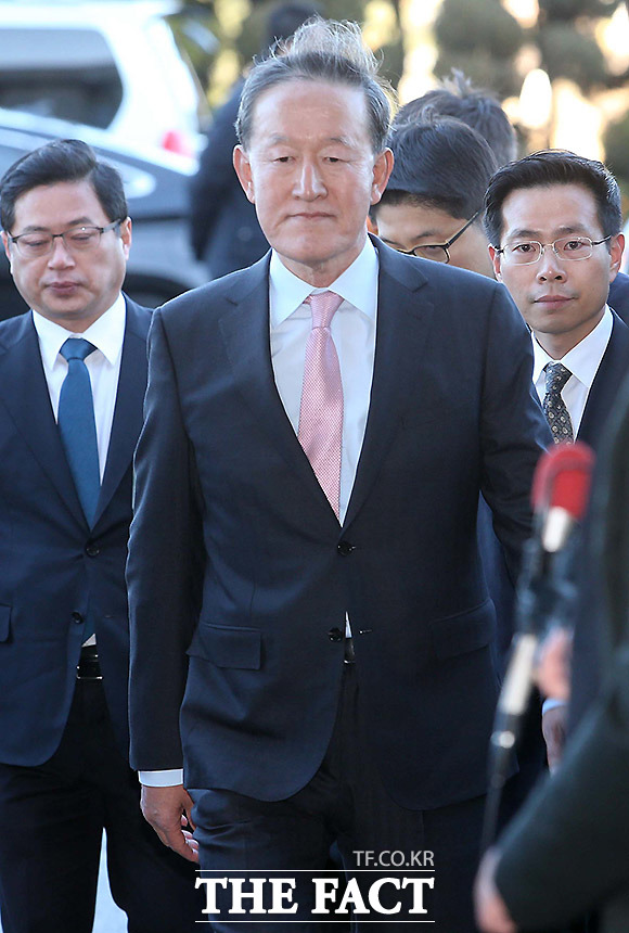 허창수 전국경제인연합회 회장(GS그룹 회장)이 6일 오전 국회에서 열린 박근혜 정부의 최순실 등 민간인에 의한 국정농단 의혹 사건 진상 규명을 위한 국정조사 특별위원회에 출석했다. /국회=사진공동취재단