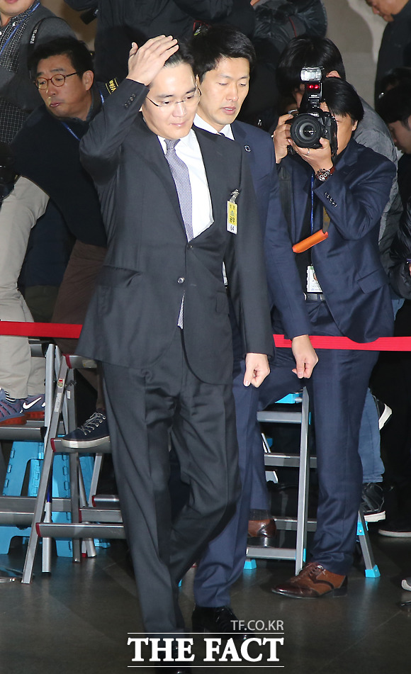 이재용 국회 출석. 이재용 삼성전자 부회장이 6일 오전 국회에서 예정된 박근혜 정부의 최순실 등 민간인에 의한 국정농단 의혹 사건 진상 규명을 위한 국정조사 특별위원회 청문회 출석을 위해 국회 본청으로 들어서며 머리를 만지고 있다./국회=이새롬 기자