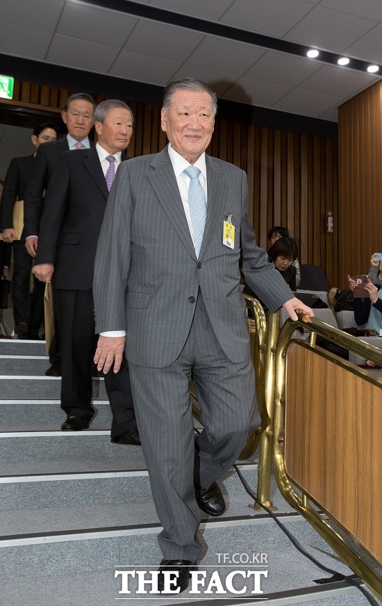 정몽구 현대차 회장은 국정조사 청문회에서 차은택 씨의 광고 몰아주기 의혹에 대해 직접적인 관련도 없었고, 기억이 잘 안 난다고 답변했다.