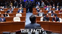 [TF포토] 박 대통령 면담 뒤 새누리당 의원총회, '탄핵은 자유투표'