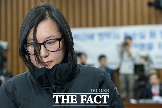 최순실의 조카 장시호가 7일 오후 서울 여의도 국회에서 열린 박근혜 정부의 최순실 등 민간인에 의한 국정농단 의혹사건 진실규명을 위한 국정조사특위 제2차 청문회에 출석해 김성태 최순실게이트 국조특위 위원장에게 증인선서문을 전달한 뒤 자리로 돌아가고 있다./국회=사진공동취재단