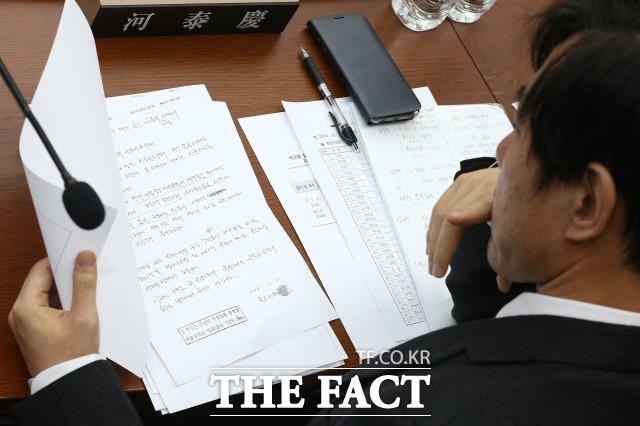 최순실의 불출석 사유서를 보는 하태경 의원. 최순실이 7일 서울 여의도 국회에서 열린 2차 청문회에 불출석 사유서를 제출하고 불참했다. /사진공동취재단