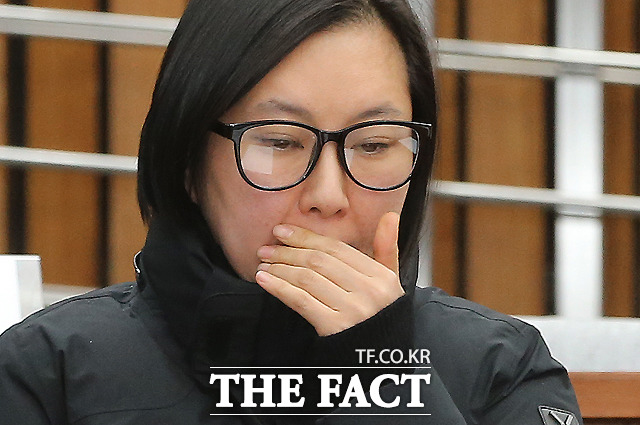 장시호 어깨 통증과 산부인과 치료중 박근혜 정부의 비선실세로 지목된 최순실 씨의 조카 장시호 씨가 7일 오후 서울 여의도 국회에서 열린 ‘박근혜 정부의 최순실 등 민간인에 의한 국정농단 의혹 사건 진상 규명을 위한 국정조사 특별위원회 2차 청문회’에 출석해 의원들의 질문을 받고 있다./사진공동취재단