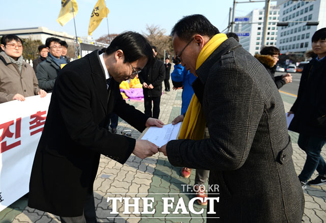 전국 변호사 비상시국모임 회원들이 나경채 정의당 공동대표에게 기자회견문을 전달하고 있다