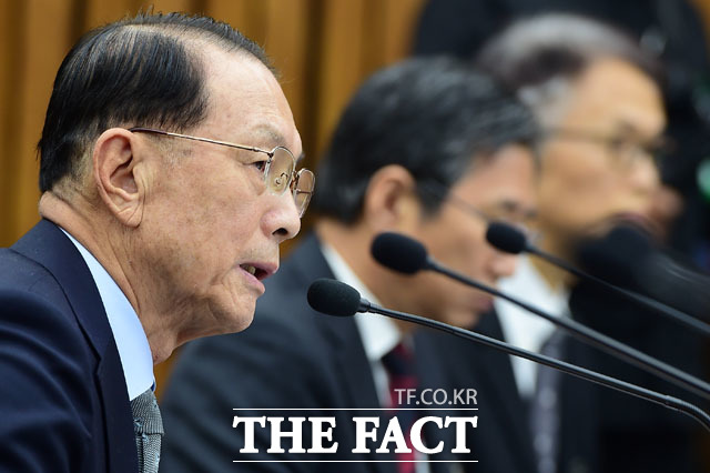 최순실을 알지도 못하고 통화도 안 했다. 전혀 알지 못한다. 김기춘 전 청와대 비서실장은 최순실(60) 씨의 존재를 전혀 알지 못한다고 부인했다. /국회=사진공동취재단