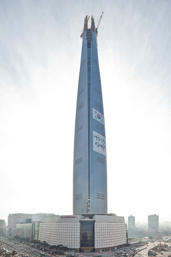 서울시는 7일 롯데물산 외 2개사로부터 123층의 타워를 포함한 제2롯데월드 전체 단지에 대한 사용승인 신청서를 받았다고 밝혔다. /롯데물산 제공