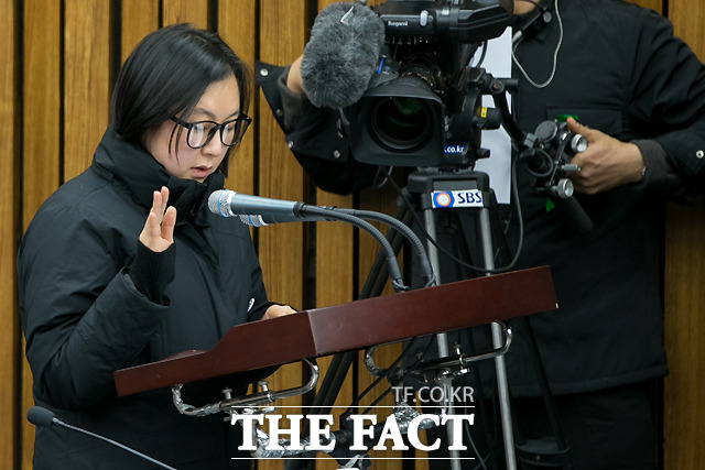 최순실의 조카 장시호가 7일 오후 서울 여의도 국회에서 열린 박근혜 정부의 최순실 등 민간인에 의한 국정농단 의혹사건 진실규명을 위한 국정조사특위 제2차 청문회에 출석해 증인선서 하고 있다./국회=사진공동취재단