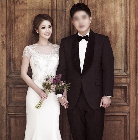 우리 결혼 축하해주세요 배우 이지현의 신랑은 대학시절 부터 알고 지낸 5살 연상의 허모씨(오른쪽)다. /독자제공