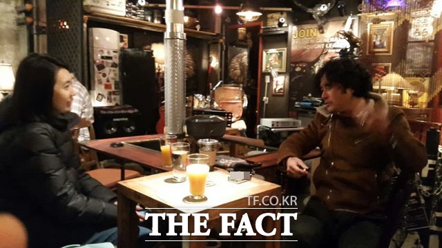 최민수(오른쪽)가 취재진에게 주스 한 잔을 건네고 편안하게 이야기하고 있다. /강일홍 기자