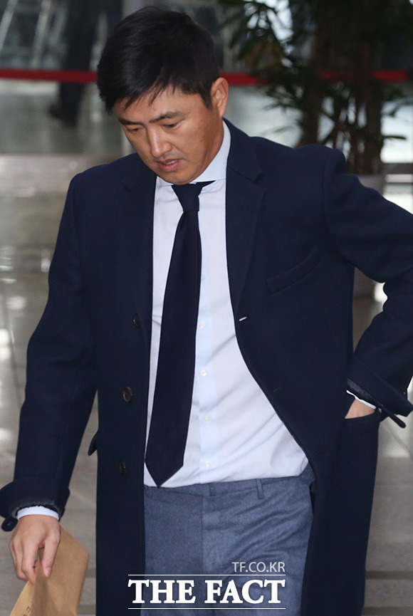 고영태 전 블루케이 이사가 7일 서울 여의도 국회에서 열린 최순실 게이트 진상 규명을 위한 국회 국정조사 특별위원회 2차 청문회에 출석하기 위해 출입문을 들어서고 있다./국회=사진공동취재단