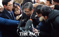 [TF포토] 취재진에 둘러싸인 '최순실 게이트' 증인 조원동 전 수석