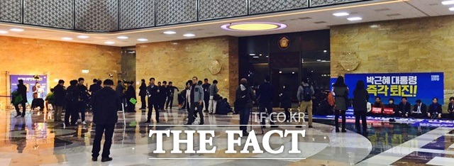 8일 국회는 본회의를 열어 박근혜 대통령 탄핵소추안을 보고했다. 본회의에 앞서 야당에선 박근혜 대통령 즉각 퇴진을 위한 탄핵버스터와 농성을 이어가며 탄핵안 가결에 대한 결의를 다졌다. 사진은 로텐더홀 풍경./국회=서민지 기자