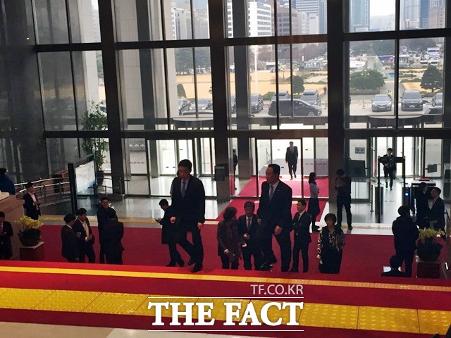8일 국회 본회의에 참석하기 위해 정문에서 로텐더홀로 이동하는 의원들./국회=서민지 기자