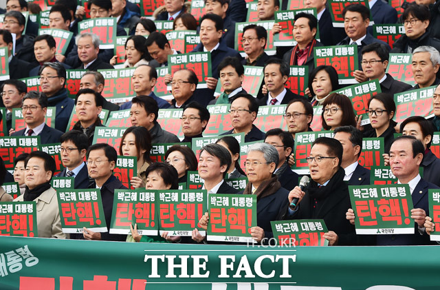 더불어민주당과 국민의당은 8일 오전 회의에서, 탄핵안이 부결되면 소속 국회의원 전원 의원직 총사퇴를 하기로 했다. 국민의당은 의총에서 탄핵안 부결시 전원 의원직 사퇴를 당론으로 채택, 그 자리에서 의원직 사퇴서에 서명을 해 박지원 국민의당 원내대표에게 제출했다./배정한 기자