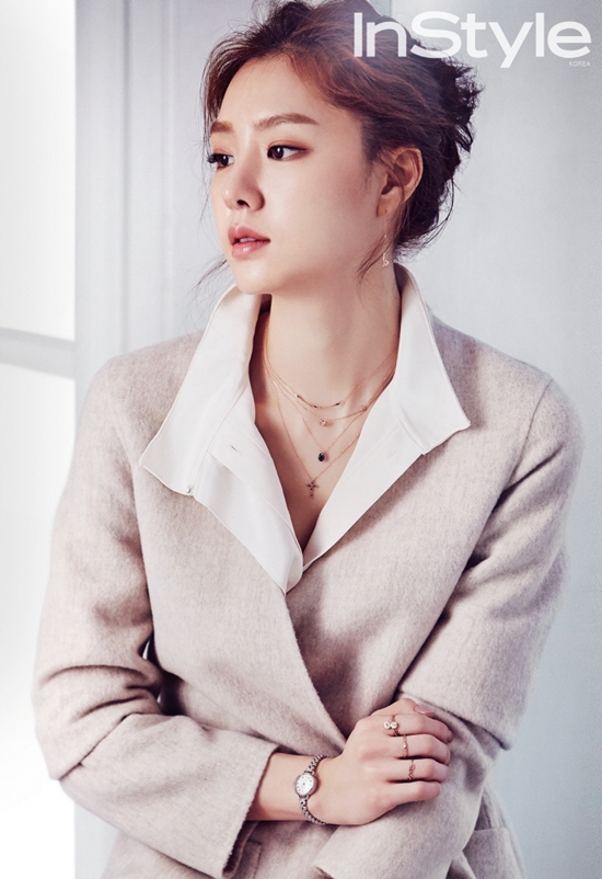 여신 비주얼 서지혜. 서지혜는 정장에 액세서리를 착용해 우아한 분위기를 연출했다. /인스타일 제공