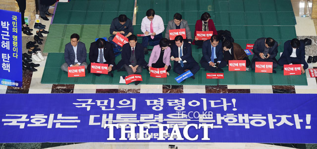 더불어민주당은 8일 의원총회를 열고 탄핵안 부결 시 전 의원 사퇴서 제출을 전원 동의 당론으로 결의했다고 밝혔다. /배정한 기자