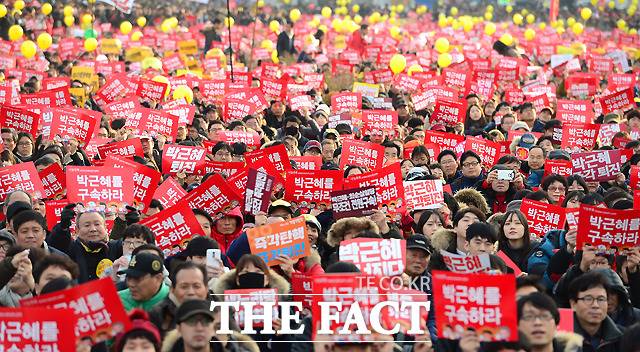 탄핵 표결 카운트다운, 가결 or 부결! 국회가 8일 탄핵소추안을 본회의에 보고하면서, 탄핵 표결이 9일부터 진행된다. 탄핵을 요구하는 시민들. /이새롬 기자