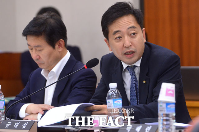 금태섭 여당 비판. 금태섭 더불어민주당 의원은 박근혜 대통령 탄핵소추한 표결을 하루 앞둔 8일 탄핵이 부결될 경우 (국회의원) 전체가 다 책임져야 한다고 밝혔다./더팩트DB
