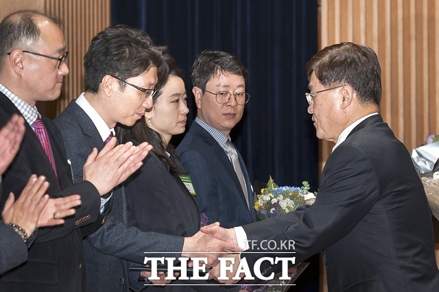 르노삼성이 8일 대한상공회의소에서 열린 제4회 유통산업주간 개막식 및 제21회 한국유통대상시상식에서국가정책에 적극적으로 협력한 공로 인정받아 자동차 분야에서 유일하게 산업통상자원부 장관 표창 수상했다고 밝혔다. /르노삼성자동차 제공