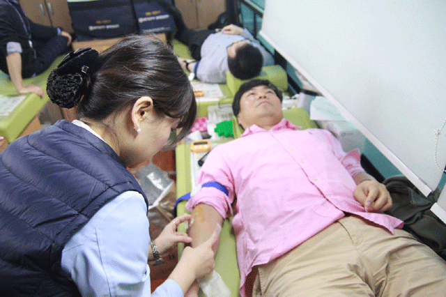 삼성전자 임직원들이 8일 수원 ‘삼성 디지털시티’에서 실시된 헌혈 캠페인에 참여하고 있다. /삼성전자 제공