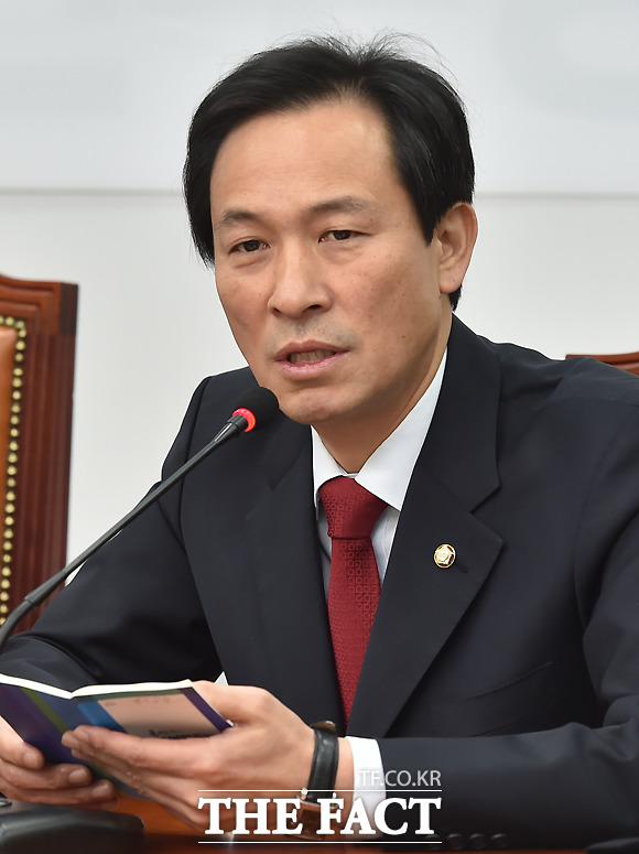 우상호 더불어민주당 원내대표는 8일 새누리당 비박계가 박근혜 대통령에 대한 탄핵소추안에서 세월호 7시간 내용 삭제를 요구한 데 대해 민주당은 탄핵소추안에서 세월호 7시간을 빼지 않겠다고 거부했다. /이새롬 기자