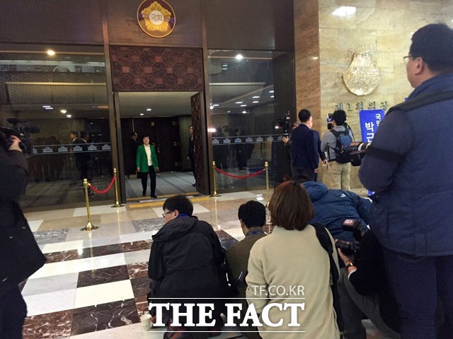 탄핵소추안이 상정되는 가운데 본회의장 풍경을 담기위해 사진기자들이 로텐더홀에서 대기하고 있다./국회=서민지 기자