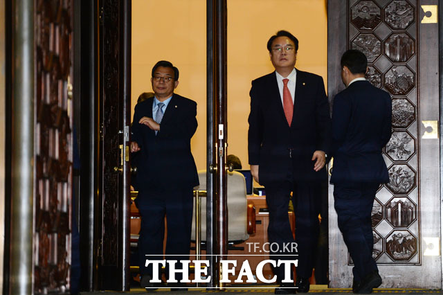 9일 오후 서울 여의도 국회에서 박근혜 대통령에 대한 탄핵소추안 가결된 가운데 정진석 새누리당 원내대표와 이정현 대표가 본회의장을 나서고 있다./국회=남윤호 기자