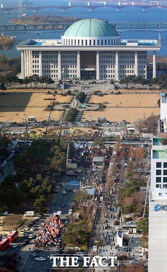 박근혜 대통령 탄핵소추안 표결일인 9일 오후 서울 영등포구 여의도 국회의사당 앞으로 경찰과 집회 참가자들이 대치하고 있다.