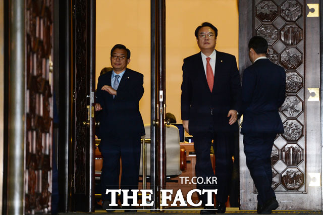 9일 오후 서울 여의도 국회에서 박근혜 대통령에 대한 탄핵소추안 가결된 가운데 정진석 새누리당 원내대표와 이정현 대표가 본회의장을 나서고 있다./남윤호 기자