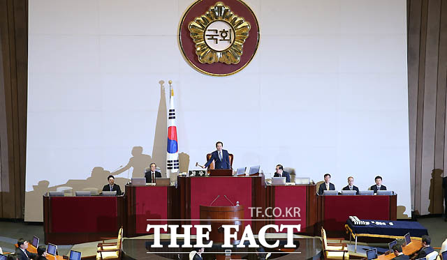 박근혜 대통령에 대한 탄핵소추안이 9일 국회에서 가결됐다. 탄핵안 가결은 우려와 달리 압도적으로 찬성표가 나왔다. 정세균 국회의장이 박 대통령 탄핵안 가결을 선포하고 있다. /국회=사진공동취재단