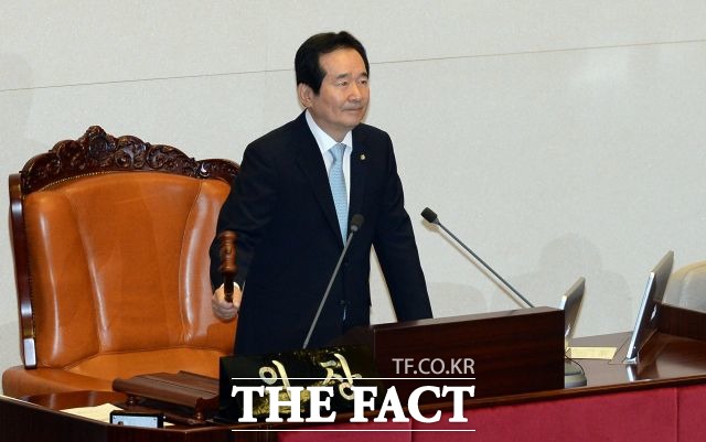 정세균 국회의장은 9일 오후 박근혜 대통령 탄핵소추안이 국회 본회의에서 가결되자 더 이상의 혼란은 없어야 할 것이라고 당부했다 /더팩트DB