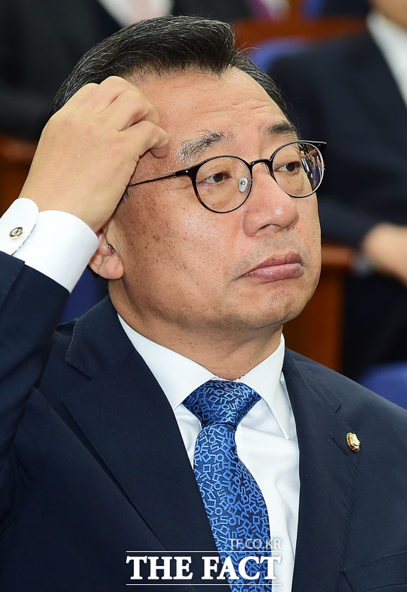 새누리당 의원총회가 8일 오후 서울 여의도 국회의사당에서 열린 가운데 이정현 대표가 생각에 잠겨 있다./배정한 기자