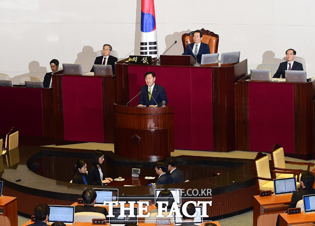 탄핵소추안 제안설명하는 김관영 국민의당 의원