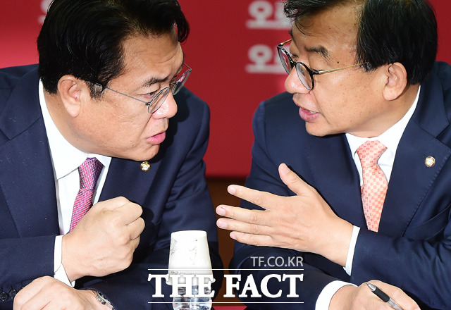 이정현·정진석, 박근혜 탄핵 반대! 정치권에서는 이정현 새누리당 대표와 정진석 원내대표가 박근혜 대통령 탄핵 표결에 반대표를 던질 것으로 내다봤다. /배정한 기자