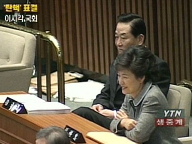 노무현 탄핵 결과, 박근혜는 이미 알고 있었을까? 고 노무현 전 대통령 탄핵 결과를 미리 알고 있었다는 듯 웃고 있는 박근혜 당시 한나라당 의원. /YTN 방송화면 갈무리