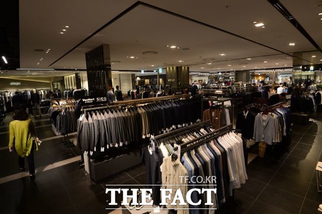 9일 박근혜 대통령에 대한 탄핵안이 가결되면서 얼어붙은 소비심리가 되살아 날 수 있을지 업계가 예의주시하고 있다. /더팩트DB