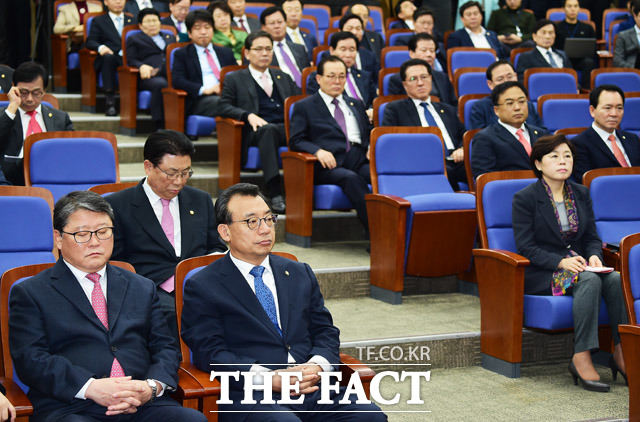 새누리당 의원총회가 8일 오후 서울 여의도 국회의사당에서 열린 가운데 이정현 대표가 생각에 잠겨 있다./배정한 기자