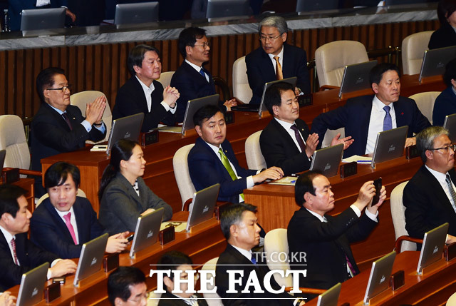 박근혜 대통령의 탄핵안이 가결되자 야당 의원들이 박수를 치거나 휴대전화로 기념사진을 찍고 있다./국회=배정한 기자
