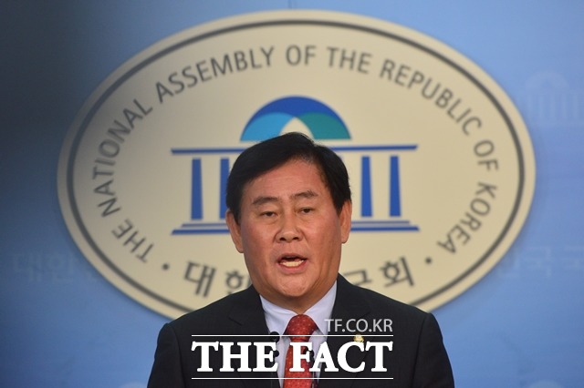 최경환 새누리당 의원 탄핵 반대. 최 의원은 9일 오전 동료 의원들에게 호소문을 돌리고  탄핵 표결만큼은 막는 것이 자신의 소신이라고 말했다. /남윤호 기자