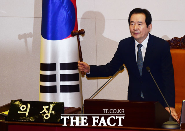 박근혜 대통령 탄핵소추안을 표결하는 본회의를 개회합니다!