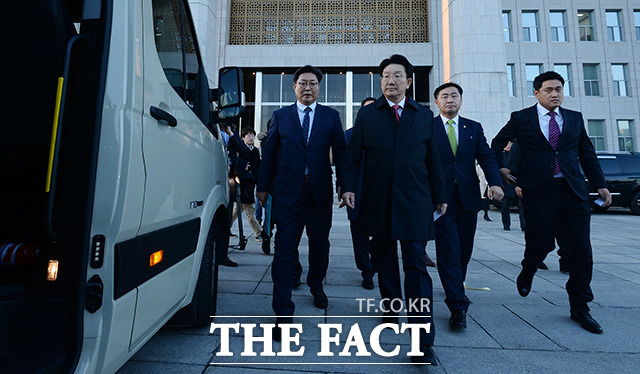 9일 국회에서 가결된 박근혜 대통령에 대한 탄핵소추안의결서가 헌법제판소에 전달됐다. 권성동 법사위원장을 포함한 수석 등 직원들이 헌재로 이동을 위해 차로 향하고 있다. /국회=이덕인 기자