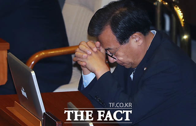 이정현 새누리당 대표가 9일 오후 열린 국회 본회의에서 박근혜 대통령 탄핵소추안 투표가 진행되는 동안 초조한 표정을 짓고 있다./국회=배정한 기자