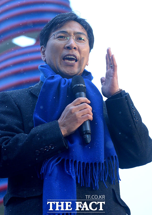 지난달 26일 오후 서울 종로구 청계광장에서 더불어민주당이 박근혜 대통령 퇴진 결의대회를 진행하고 있는 가운데 안희정 충청남도 도지사가 참석해 발언하고 있다./임세준 인턴기자