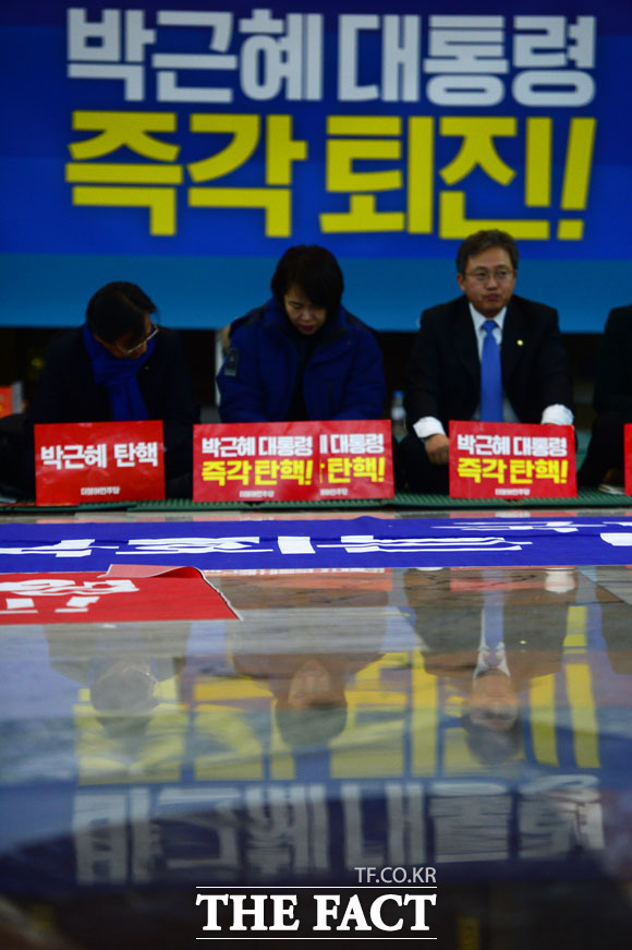 철야 농성 이어가는 더불어민주당 의원들