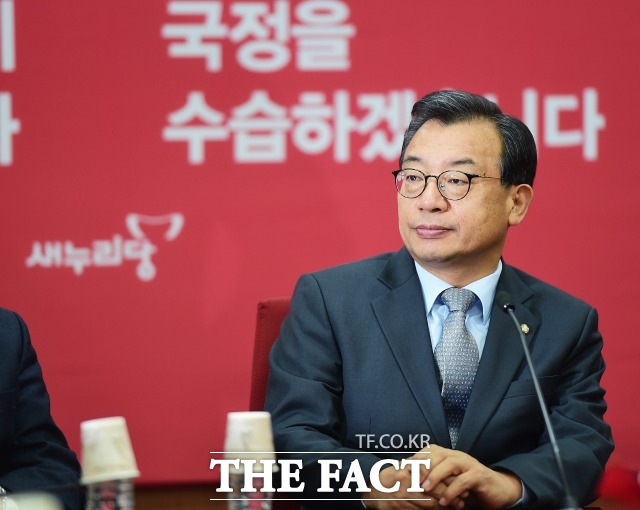 이정현, 탄핵 지금이라도 중지. 새누리당 이정현 대표가 8일 박근혜 대통령의 탄핵을 지금이라도 중지시켜야 한다고 주장했다. /배정한 기자